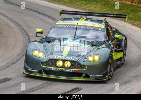 2017 Aston Martin Vantage GTE Le Mans Racer mit Fahrer Jonny Adam am Goodwood Festival 2017 von Geschwindigkeit, Sussex, UK. Stockfoto