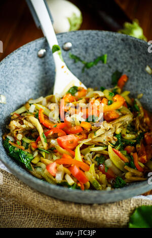 Warme Sommer Salat mit gebratenem Gemüse mit Tomaten und grünen Stockfoto