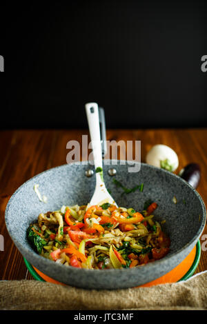 Warme Sommer Salat mit gebratenem Gemüse mit Tomaten und grünen Stockfoto