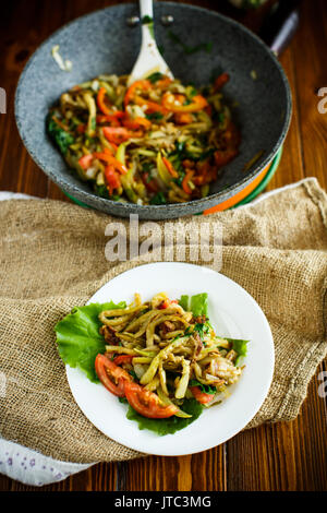 Warme Sommer Salat mit gebratenem Gemüse mit Tomaten und grünen Stockfoto