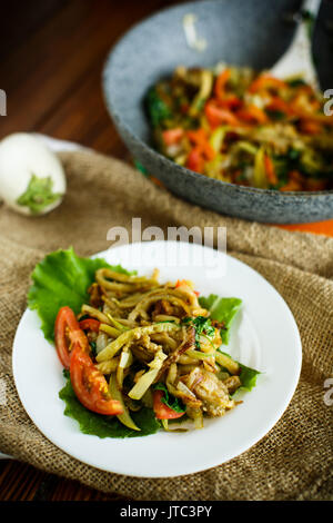 Warme Sommer Salat mit gebratenem Gemüse mit Tomaten und grünen Stockfoto