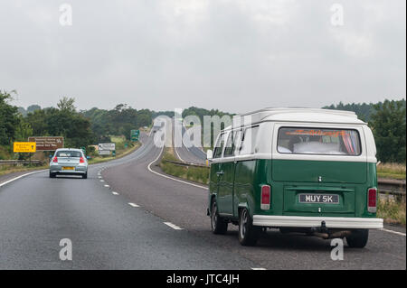 Eine klassische VW Wohnmobil fahren auf einer Hauptstraße in Großbritannien Stockfoto