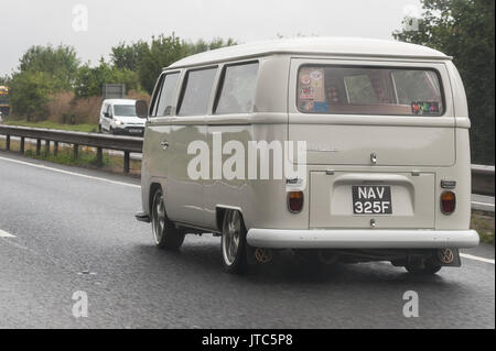 Eine klassische VW Wohnmobil fahren auf einer Hauptstraße in Großbritannien Stockfoto