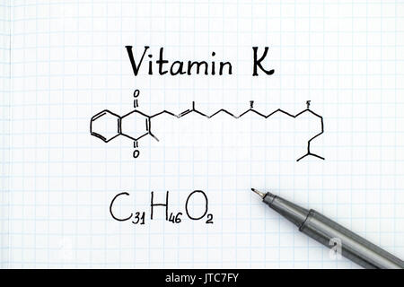 Die chemische Formel von Vitamin K mit schwarzem Stift. Stockfoto