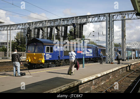 Rail Enthusiasten beobachten DRS-Class 66 Diesel Lokomotive 66301 'Kingmoor TMD' in Carlisle Station, UK. Stockfoto