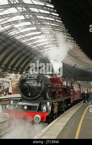 LMS Jubilee Klasse Dampf Lok 45699 "Galatea" am Bahnhof von York, UK mit dem Scarborough Spa Express Charterzug Stockfoto