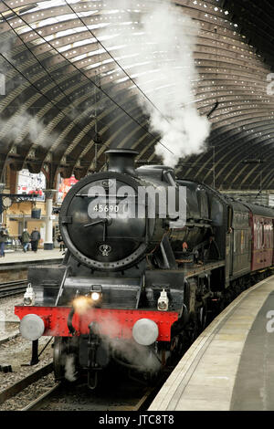 LMS Jubilee Klasse Dampf Lok 45690 "Leander" am Bahnhof von York, UK mit dem Scarborough Spa Express Charterzug Stockfoto