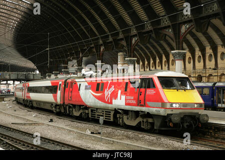 Virgin Trains Ostküste Klasse 91 elektrische Lokomotive 91114 'Durham Dom' in York, Großbritannien. Stockfoto