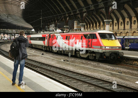 Virgin Trains Ostküste Klasse 91 elektrische Lokomotive 91114 'Durham Dom' in York, Großbritannien. Stockfoto