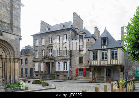 Alten Holzhäusern in der historischen Stadtmauern von Dinan in der Bretagne, Frankreich gerahmt Stockfoto