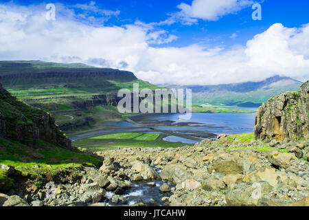 Blick aus der Schlucht im Osten Fjorde Islands Stockfoto