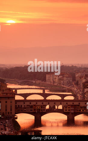 Sonnenuntergang über den Fluss Arno und die Ponte Vecchio, Florenz, Lombardei, Italien Stockfoto