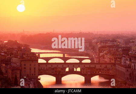 Sonnenuntergang über den Fluss Arno und die Ponte Vecchio, Florenz, Lombardei, Italien Stockfoto