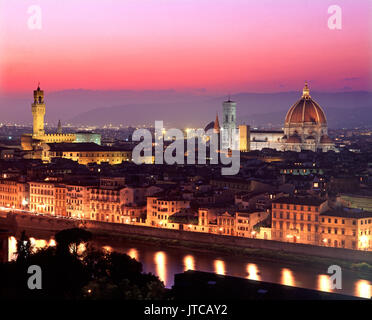Überblick über Florenz in der Abenddämmerung von der Piazzale Michelangelo mit der Stadt Florenz im Hintergrund, Lombardei, Italien Stockfoto