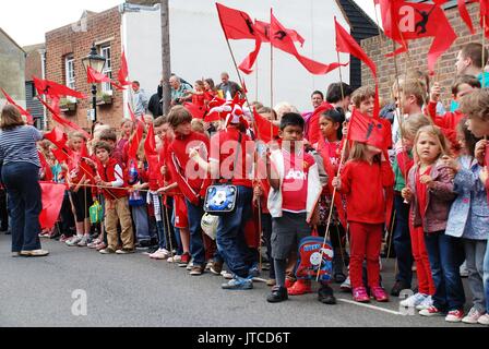 Kinder in den Straßen für eine olympische Fackellauf Veranstaltung in Rye in East Sussex, England am 18. Juli 2012. Stockfoto