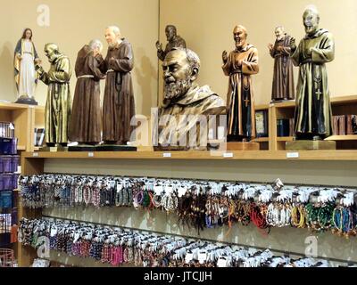 Statuen von Padre Pio in einem Shop für Devotionalien in der Kirche San Pio da Pietrelcina in San Giovanni Rotondo (Apulien/Izaly). | Verwendung weltweit Stockfoto