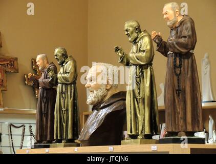 Statuen von Padre Pio in einem Shop für Devotionalien in der Kirche San Pio da Pietrelcina in San Giovanni Rotondo (Apulien/Izaly). | Verwendung weltweit Stockfoto