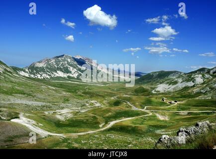 Hochplateau Campo Imperatore in Südlich des Berges Massiv Gran Sasso d'Italia in der italienischen Region Abruzzen. | Verwendung weltweit Stockfoto