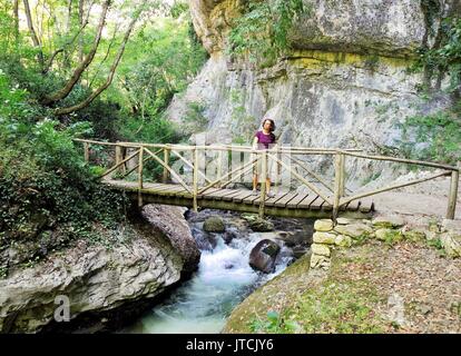 Eine hölzerne Brücke in die Schlucht in der Nähe von Caramico Orfento Therme das Flussbett des Orfento. Die Schlucht liegt im Nationalpark der Majella, in den Abruzzen. | Verwendung weltweit Stockfoto