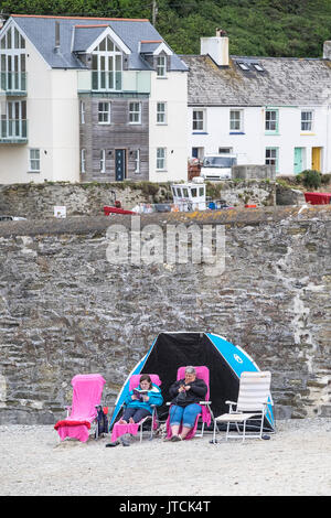 Urlauber genießen, sich am Strand von Portreath in Cornwall. Stockfoto