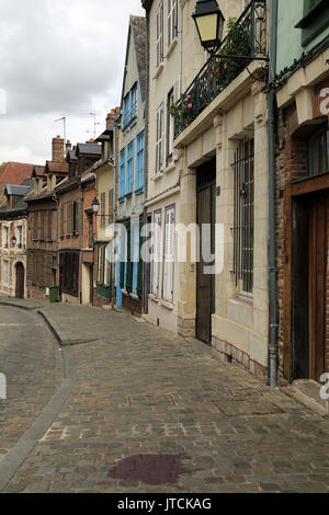 Straße mit Kopfsteinpflaster und traditionellen Stadt Gebäude in der Rue de Metz l'Évêque, Amiens, Frankreich Stockfoto