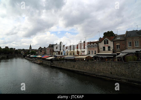 Ansicht der Somme River und Restaurants am Quai Belu vom Boulevard Du Cange, Amiens, Somme, Hauts-de-France, Frankreich Stockfoto