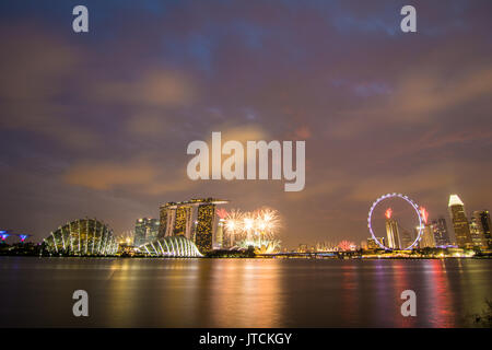 Singapur - Jul 4, 2015. Feuerwerk in der Marina Bay in Singapur. Seit der Unabhängigkeit im Jahre 1965, die Singapur Wirtschaft erlebte eine rasche wirtschaftliche Entwicklung Stockfoto