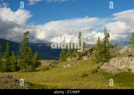 Schönen sonnigen Tal zwischen Bergen mit üppigen Wolken Stockfoto