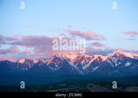 Altai-Gebirge in Kurai Bereich mit Tschujskij Nordgrat auf Hintergrund. Stockfoto