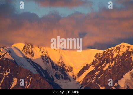 Altai-Gebirge in Kurai Bereich mit Tschujskij Nordgrat auf Hintergrund. Stockfoto