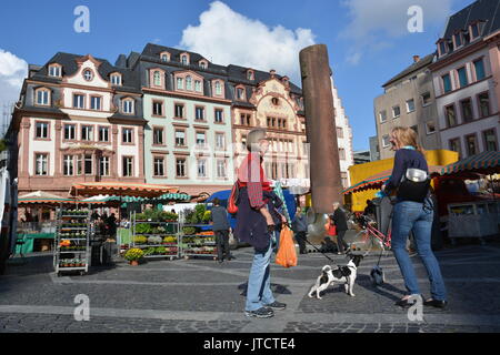 Mainz, Deutschland - 9. Oktober 2015 - Frau Shopping und Unterhaltung auf dem lokalen Markt in Mainz. Stockfoto