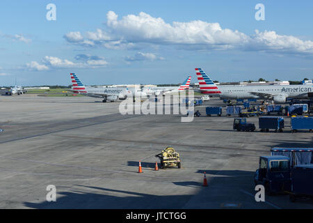 American Airlines und American Eagle Jet Flugzeuge an Charlotte Douglas International Airport, North Carolina, USA Stockfoto