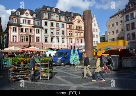 Mainz, Deutschland - 9. Oktober 2015 - Frau Shopping und Unterhaltung auf dem lokalen Markt in Mainz. Stockfoto