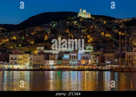 Ermoupoli auf der Insel Syros mit Anastasi (Auferstehung Christi) Kirche und traditionelle Häuser in der Dämmerung, Griechenland Stockfoto