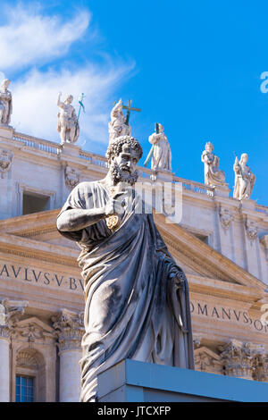 Vatikan VATIKAN - Oktober 16, 2016: Statue der Hl. Petrus vor der Basilika St. Peter auf der piazza San Pietro Stockfoto