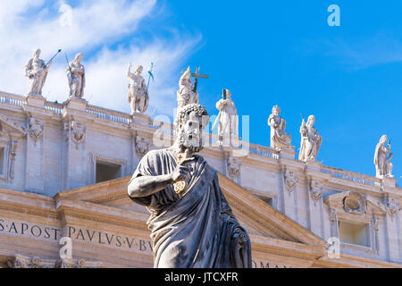 Vatikan VATIKAN - Oktober 16, 2016: Statue der Hl. Petrus vor der Basilika St. Peter auf der piazza San Pietro Stockfoto