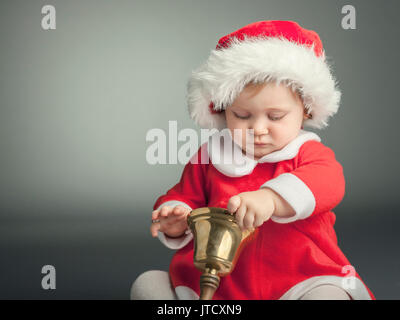 Portrait von Weiblich kaukasier Kind mit santa claus Kleidung Stockfoto