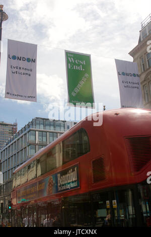 London: Jeder willkommen. London ist geöffnet. Banner London Förderung in der Oxford Street, London Stockfoto