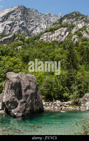 Ein Fels in der Creek genannt das Bidet der Gräfin im Val di Mello, grüne Tal von Granit Berge, als italienische Yosemite Valley umgeben Stockfoto