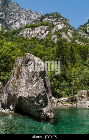 Ein Fels in der Creek genannt das Bidet der Gräfin im Val di Mello, grüne Tal von Granit Berge, als italienische Yosemite Valley umgeben Stockfoto