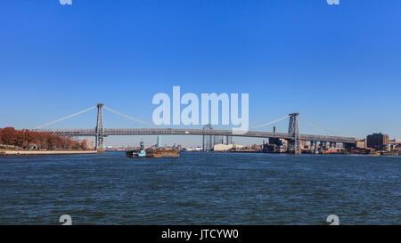 Ein Blick auf die Williamsburg Bridge in New York City. Die Brücke überspannt den East River verbinden die Stadtteile Manhattan und Brooklyn. Stockfoto