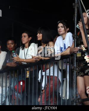 Kylie und Kendall Jenner beobachten amerikanische Rapper Travis Scott bei Tag zwei des Wireless Festival in Finsbury Park in London am Samstag, den 8. Juli 2017 (Fotos von Ian Denergieanlagen/wann Mit): Kylie Jenner, Kendall Jenner Wo: London, Großbritannien Wann: 08 Aug 2017 Quelle: WENN.com Stockfoto