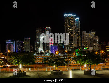 Die Skyline von Miami in Florida, USA bei Nacht. Stockfoto