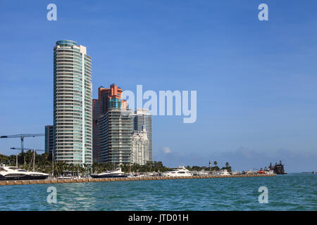 Ein Blick auf Miami Beach Marina in Richtung South Pointe Park in Miami, Florida. Stockfoto