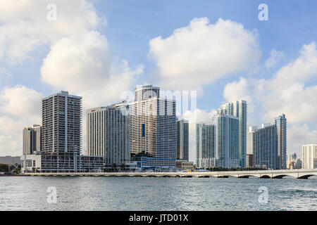 Ein Blick auf die Biscayne Bay im Edgewater Waterfront in Miami, Florida. Stockfoto