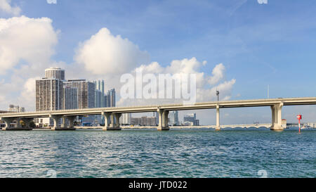 Ein Blick über die Biscayne Bay zu den MacArthur und venezianischen Dämme und darüber hinaus das Edgewater Waterfront in Miami, Florida. Stockfoto