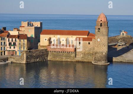 COLLIOURE HAFEN MIT KATALANISCHEN BARQUES, Eglise Notre Dam des Anges im Hintergrund. Stockfoto