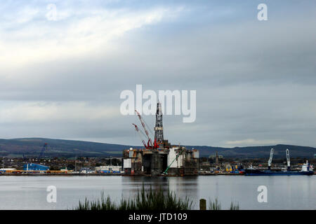 Schottland, Highlands, Scottish Scenery, Oil Platform, Oil Rig, Bohranlage, Industrie auf See, Wasserreflektionen, Green Mountain Hintergrund Stockfoto