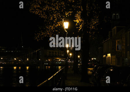 Schottland, Highlands, Inverness, Street Lights, City Lights, Umgebungsdunkel, Silhouetten, Nachtzeit, Nachtlichter, Fußweg, Gebäude Stockfoto