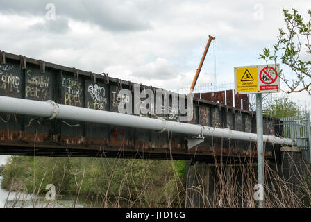 England, Brücke, Erhöhte Plattform, Metallrahmen, Fluss, Track, Walkway, Verlassen, Graffiti, Cross Over, Verbinden, außer Betrieb, Grün, Bäume Stockfoto